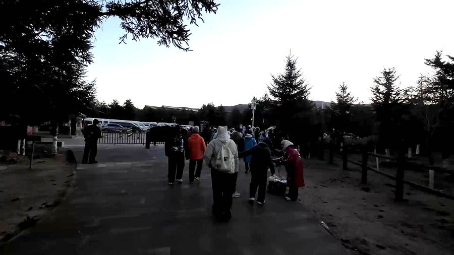 walking to Tourist service center, Jade Dragon Snow Mountain, Lijiang, Yunnan Province, China เดินไปยังจุดบริการนักท่องเที่ยว ภูเขาหิมะมังกรหยก ลี่เจียง มณฑลยูนนาน ประเทศจีน