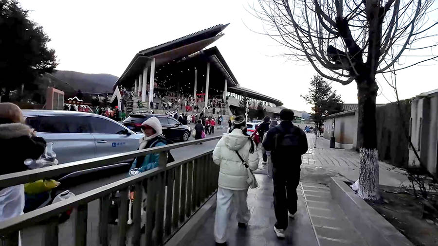 walking to Tourist service center, Jade Dragon Snow Mountain, Lijiang, Yunnan Province, China เดินไปยังจุดบริการนักท่องเที่ยว ภูเขาหิมะมังกรหยก ลี่เจียง มณฑลยูนนาน ประเทศจีน