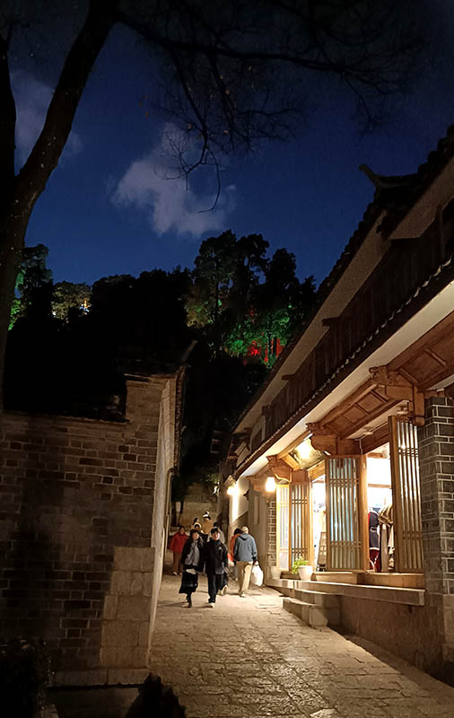 ทางเดินกลับขึ้นเขาไปโรงแรม เมืองเก่าลี่เจียง มณฑลยูนนาน ประเทศจีน up hill path back to our hotel Lijiang old town, Yunnan province, China