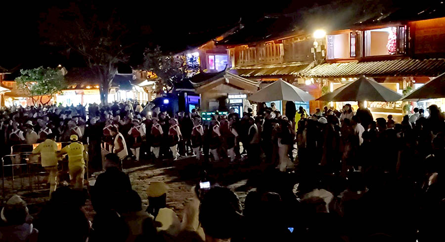 ระบำชาวพื้นเมืองน่าซี ที่ Market square, เมืองเก่าลี่เจียง มณฑลยูนนาน ประเทศจีน Naxi dance group at Market square, Lijiang old town, Yunnan province, China