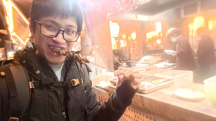 ร้านขายเนื้อจามรีเสียบไม้ย่าง เมืองเก่าลี่เจียง มณฑลยูนนาน ประเทศจีน Yak skewers shop in Lijiang old town, Yunnan province, China