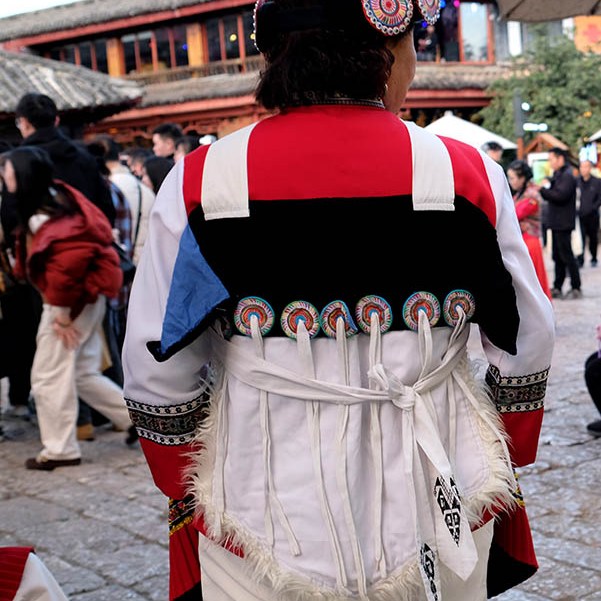 เครื่องแต่งกาย ชาวเผ่าน่าซี เมืองเก่าลี่เจียง มณฑลยูนนาน ประเทศจีน Naxi costume, Lijiang old town, Yunnan province, China