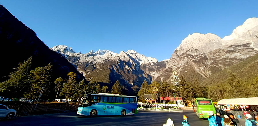 on the way to Spruce Meadow, Jade Dragon Snow Mountain, Lijiang, Yunnan Province, China ระหว่างเดินทางไป Spruce Meadow ภูเขาหิมะมังกรหยก ลี่เจียง มณฑลยูนนาน ประเทศจีน