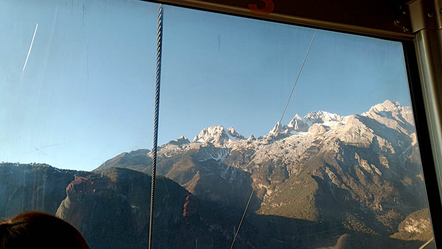 on the way to Spruce Meadow, Jade Dragon Snow Mountain, Lijiang, Yunnan Province, China ระหว่างเดินทางไป Spruce Meadow ภูเขาหิมะมังกรหยก ลี่เจียง มณฑลยูนนาน ประเทศจีน