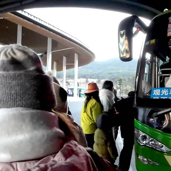 on the way to Spruce Meadow, Jade Dragon Snow Mountain, Lijiang, Yunnan Province, China ระหว่างเดินทางไป Spruce Meadow ภูเขาหิมะมังกรหยก ลี่เจียง มณฑลยูนนาน ประเทศจีน