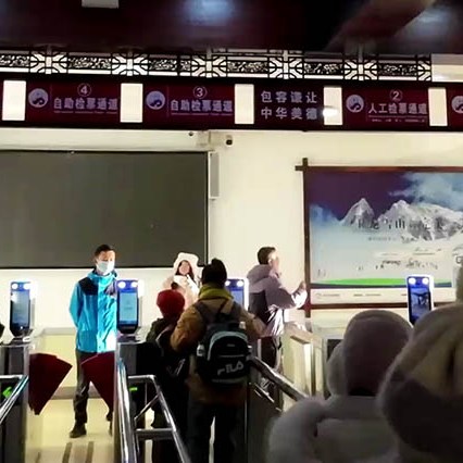 on the way to Spruce Meadow, Jade Dragon Snow Mountain, Lijiang, Yunnan Province, China ระหว่างเดินทางไป Spruce Meadow ภูเขาหิมะมังกรหยก ลี่เจียง มณฑลยูนนาน ประเทศจีน