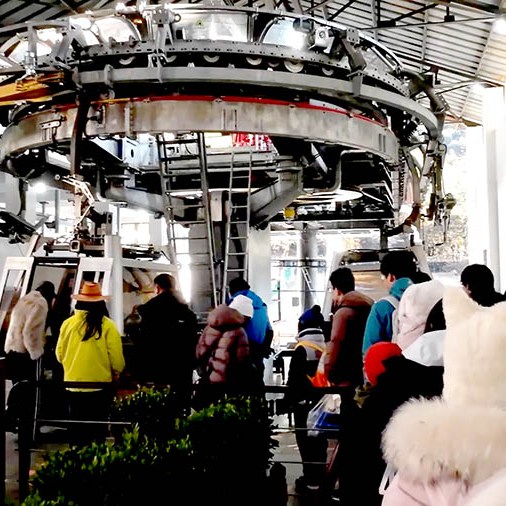 on the way to Spruce Meadow, Jade Dragon Snow Mountain, Lijiang, Yunnan Province, China ระหว่างเดินทางไป Spruce Meadow ภูเขาหิมะมังกรหยก ลี่เจียง มณฑลยูนนาน ประเทศจีน