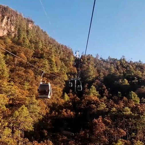 on the way to Spruce Meadow, Jade Dragon Snow Mountain, Lijiang, Yunnan Province, China ระหว่างเดินทางไป Spruce Meadow ภูเขาหิมะมังกรหยก ลี่เจียง มณฑลยูนนาน ประเทศจีน