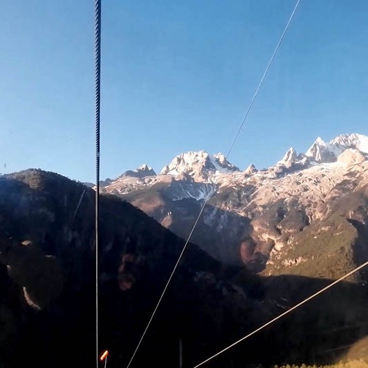 on the way to Spruce Meadow, Jade Dragon Snow Mountain, Lijiang, Yunnan Province, China ระหว่างเดินทางไป Spruce Meadow ภูเขาหิมะมังกรหยก ลี่เจียง มณฑลยูนนาน ประเทศจีน