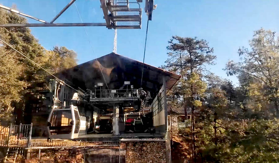 on the way to Spruce Meadow, Jade Dragon Snow Mountain, Lijiang, Yunnan Province, China ระหว่างเดินทางไป Spruce Meadow ภูเขาหิมะมังกรหยก ลี่เจียง มณฑลยูนนาน ประเทศจีน