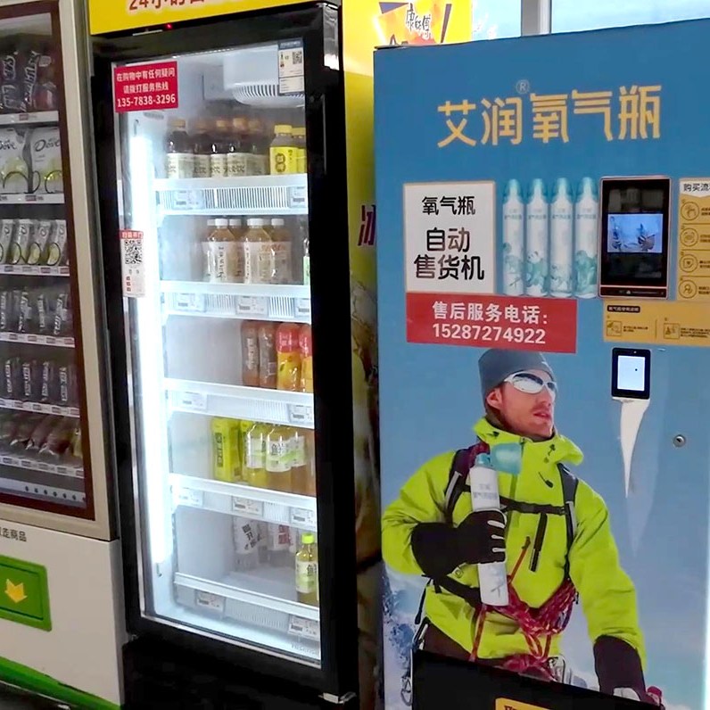 souvenir shop at Spruce Meadow cable car station, Jade Dragon Snow Mountain, Lijiang, Yunnan Province, China / ร้านขายของที่ระลึกที่สถานีกระเช้า Spruce Meadow ภูเขาหิมะมังกรหยก ลี่เจียง มณฑลยูนนาน ประเทศจีน