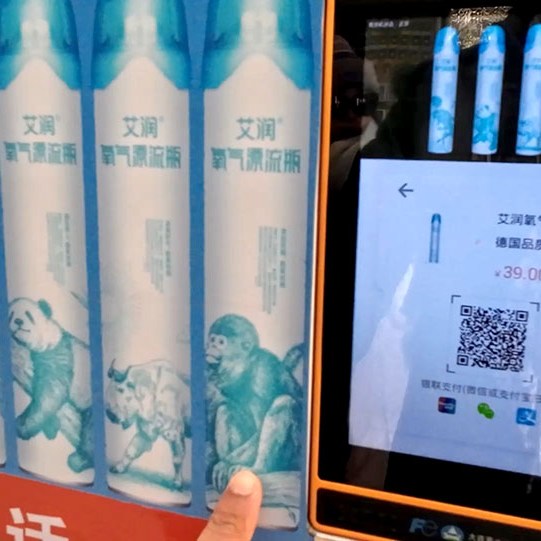 souvenir shop at Spruce Meadow cable car station, Jade Dragon Snow Mountain, Lijiang, Yunnan Province, China / ร้านขายของที่ระลึกที่สถานีกระเช้า Spruce Meadow ภูเขาหิมะมังกรหยก ลี่เจียง มณฑลยูนนาน ประเทศจีน