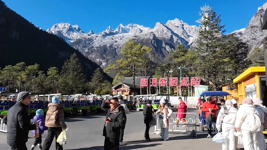 bus stop at Spruce Meadow cable car station, Jade Dragon Snow Mountain, Lijiang, Yunnan Province, China / ป้ายรถบัส และรถกอล์ฟ ที่สถานีกระเช้า Spruce Meadow ภูเขาหิมะมังกรหยก ลี่เจียง มณฑลยูนนาน ประเทศจีน