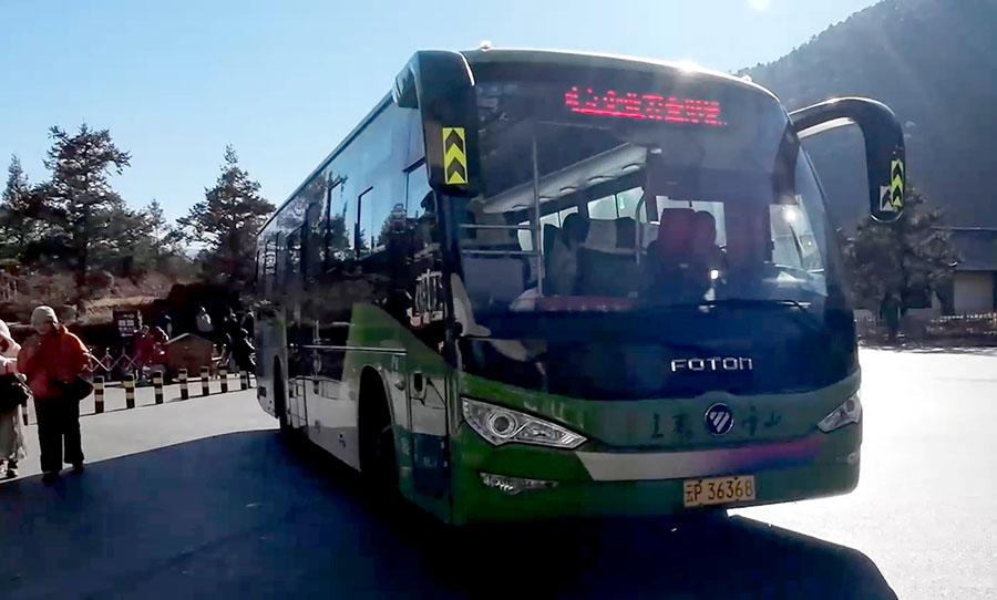 bus stop at Spruce Meadow cable car station, Jade Dragon Snow Mountain, Lijiang, Yunnan Province, China / ป้ายรถบัส และรถกอล์ฟ ที่สถานีกระเช้า Spruce Meadow ภูเขาหิมะมังกรหยก ลี่เจียง มณฑลยูนนาน ประเทศจีน
