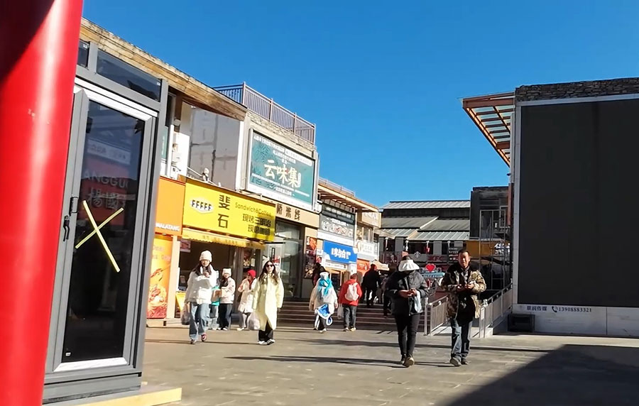 food zone at Tourist service center, Jade Dragon Snow Mountain, Lijiang, Yunnan Province, China บริเวณศูนย์อาหาร ที่จุดบริการนักท่องเที่ยว ภูเขาหิมะมังกรหยก ลี่เจียง มณฑลยูนนาน ประเทศจีน