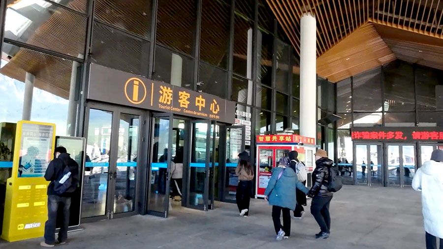 in front of Tourist service center, Jade Dragon Snow Mountain, Lijiang, Yunnan Province, China ด้านหน้าจุดบริการนักท่องเที่ยว ภูเขาหิมะมังกรหยก ลี่เจียง มณฑลยูนนาน ประเทศจีน