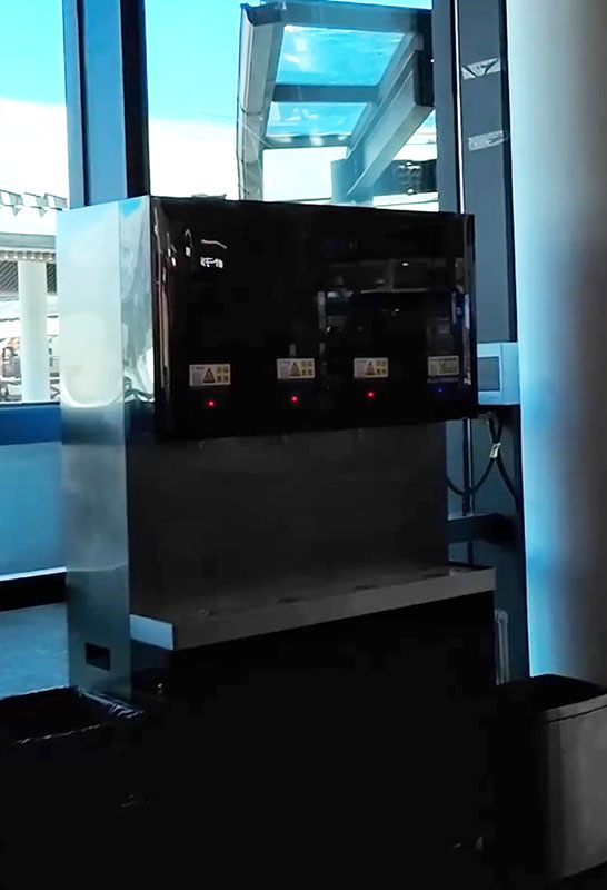 hot and cold free drinking water, Tourist service center, Jade Dragon Snow Mountain, Lijiang, Yunnan Province, China จุดบริการน้ำดื่มฟรี ทั้งร้อนและเย็น ที่จุดบริการนักท่องเที่ยว ภูเขาหิมะมังกรหยก ลี่เจียง มณฑลยูนนาน ประเทศจีน