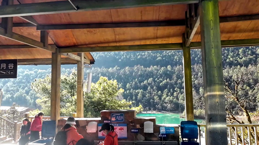 bus stop at Blue Moon Valley, Jade Dragon Snow Mountain, Lijiang, Yunnan Province, China / ป้ายรถบัส ที่หุบเขาพระจันทร์สีน้ำเงิน ภูเขาหิมะมังกรหยก ลี่เจียง มณฑลยูนนาน ประเทศจีน