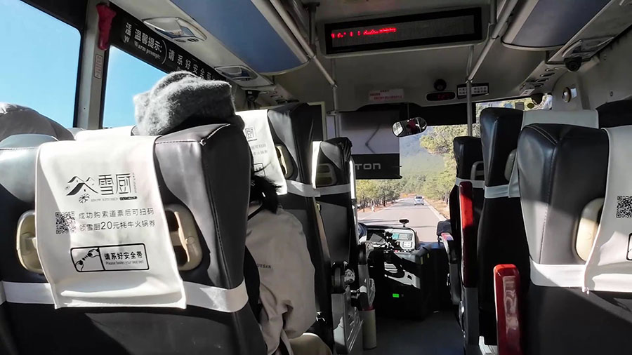 on the bus, Jade Dragon Snow Mountain, Lijiang, Yunnan Province, China / บนรถบัส ภูเขาหิมะมังกรหยก ลี่เจียง มณฑลยูนนาน ประเทศจีน
