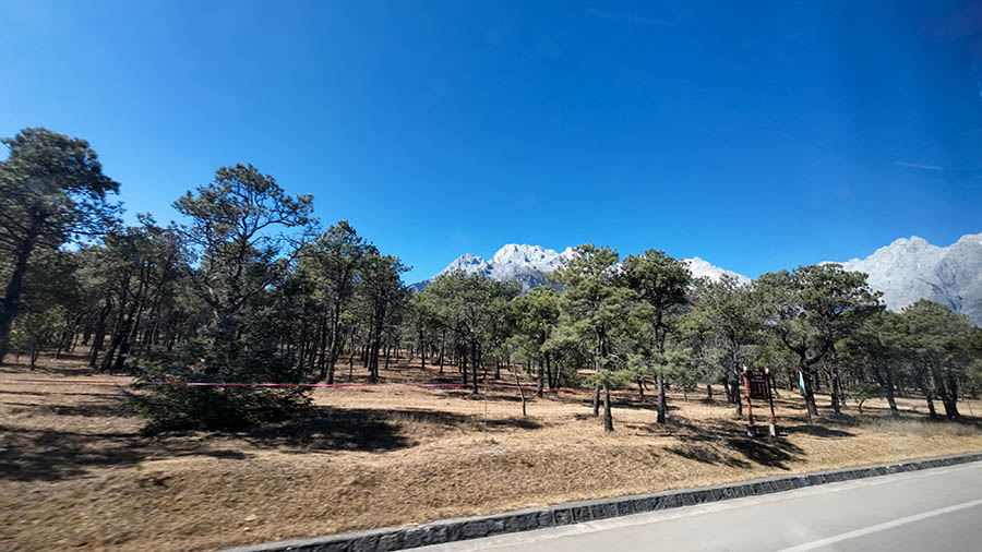 on the way to Cable car station, Jade Dragon Snow Mountain, Glacier Park, Lijiang, Yunnan, China ระหว่างเดินทางไปสถานีกระเช้าใหญ่ Glacier Park ภูเขาหิมะมังกรหยก อุทยานธารน้ำแข็ง ลี่เจียง มณฑลยูนนาน ประเทศจีน