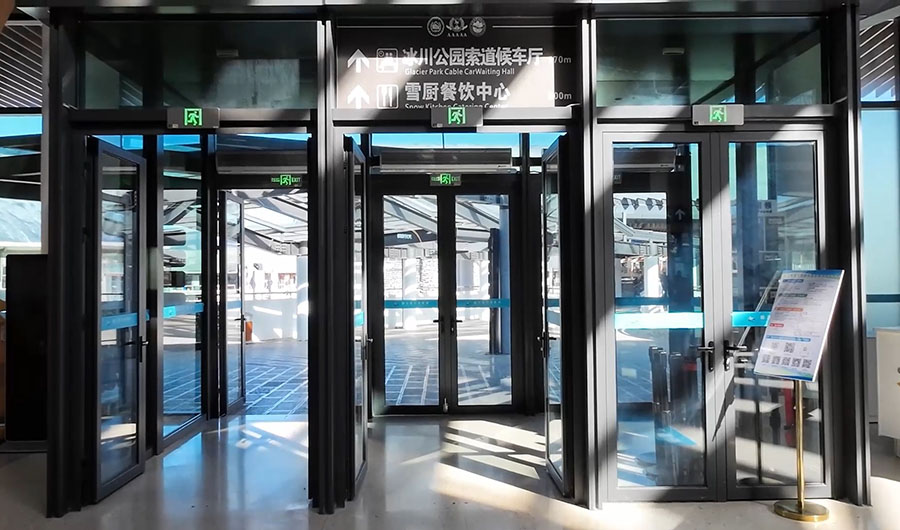 Tourist service center, Jade Dragon Snow Mountain, Lijiang, Yunnan Province, China จุดบริการนักท่องเที่ยว ภูเขาหิมะมังกรหยก ลี่เจียง มณฑลยูนนาน ประเทศจีน