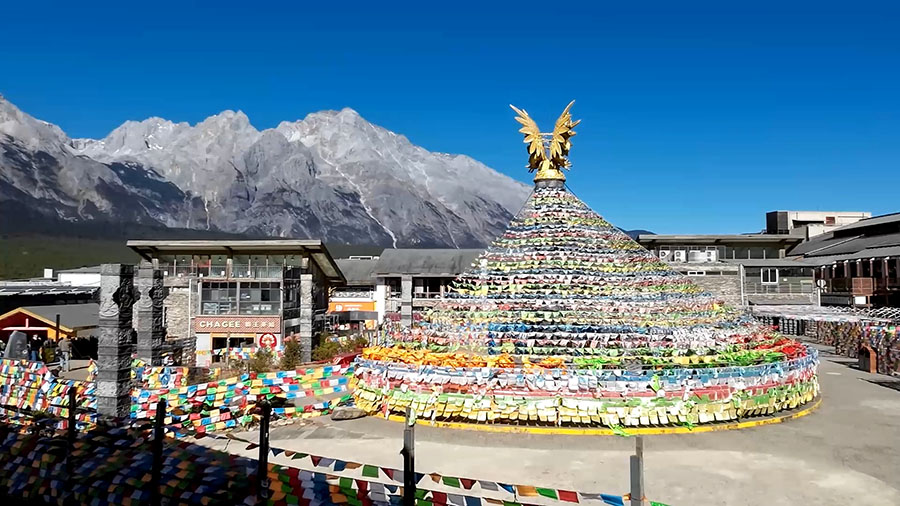 Tibetan Flags, Tourist service center, Jade Dragon Snow Mountain, Lijiang, Yunnan Province, China ซุ้มธงมนต์ทิเบต จุดบริการนักท่องเที่ยว ภูเขาหิมะมังกรหยก ลี่เจียง มณฑลยูนนาน ประเทศจีน