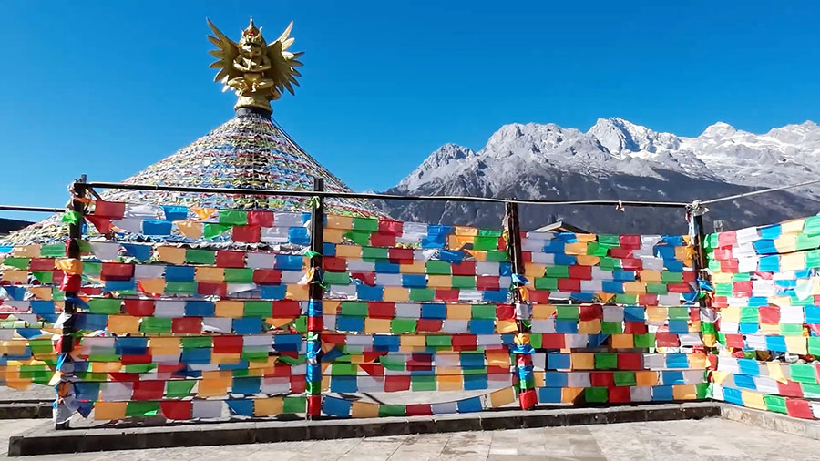 Tibetan Flags, Tourist service center, Jade Dragon Snow Mountain, Lijiang, Yunnan Province, China ซุ้มธงมนต์ทิเบต จุดบริการนักท่องเที่ยว ภูเขาหิมะมังกรหยก ลี่เจียง มณฑลยูนนาน ประเทศจีน