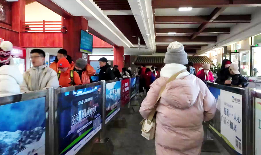 on the way to Cable car station, Jade Dragon Snow Mountain, Glacier Park, Lijiang, Yunnan, China ระหว่างเดินทางไปสถานีกระเช้าใหญ่ Glacier Park ภูเขาหิมะมังกรหยก อุทยานธารน้ำแข็ง ลี่เจียง มณฑลยูนนาน ประเทศจีน