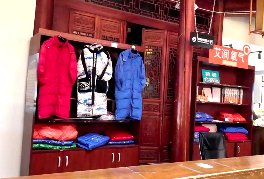 on the way to Cable car station, Jade Dragon Snow Mountain, Glacier Park, Lijiang, Yunnan, China ระหว่างเดินทางไปสถานีกระเช้าใหญ่ Glacier Park ภูเขาหิมะมังกรหยก อุทยานธารน้ำแข็ง ลี่เจียง มณฑลยูนนาน ประเทศจีน