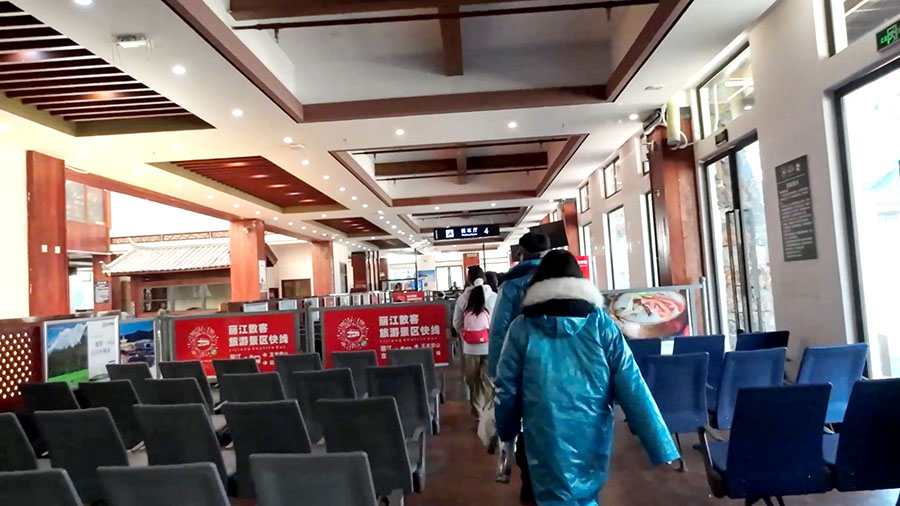 on the way to Cable car station, Jade Dragon Snow Mountain, Glacier Park, Lijiang, Yunnan, China ระหว่างเดินทางไปสถานีกระเช้าใหญ่ Glacier Park ภูเขาหิมะมังกรหยก อุทยานธารน้ำแข็ง ลี่เจียง มณฑลยูนนาน ประเทศจีน