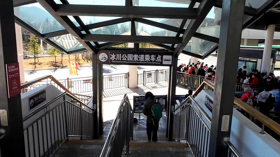 on the way to Cable car station, Jade Dragon Snow Mountain, Glacier Park, Lijiang, Yunnan, China ระหว่างเดินทางไปสถานีกระเช้าใหญ่ Glacier Park ภูเขาหิมะมังกรหยก อุทยานธารน้ำแข็ง ลี่เจียง มณฑลยูนนาน ประเทศจีน