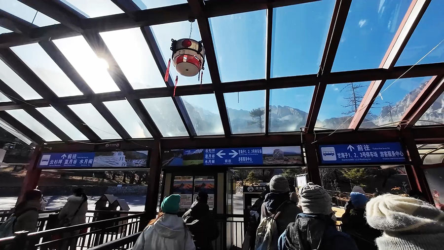 Cable car station, Jade Dragon Snow Mountain, Glacier Park, Lijiang, Yunnan, China สถานีกระเช้าใหญ่ Glacier Park ภูเขาหิมะมังกรหยก อุทยานธารน้ำแข็ง ลี่เจียง มณฑลยูนนาน ประเทศจีน