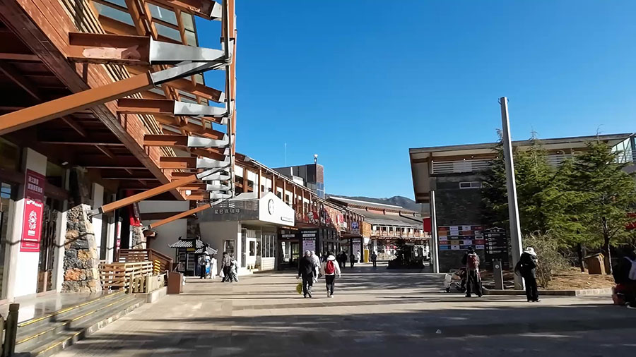 walking to Tourist service center, Jade Dragon Snow Mountain, Lijiang, Yunnan Province, China เดินไปยังจุดบริการนักท่องเที่ยว ภูเขาหิมะมังกรหยก ลี่เจียง มณฑลยูนนาน ประเทศจีน