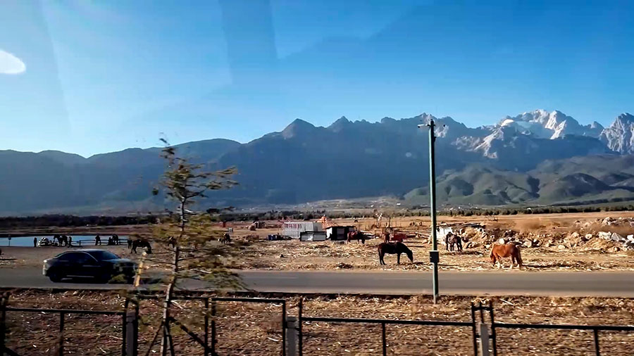 Sight-seeing train, Jade Dragon Snow Mountain, Glacier Park, Lijiang, Yunnan, China รถไฟชมทิวทัศน์ ภูเขาหิมะมังกรหยก ลี่เจียง มณฑลยูนนาน ประเทศจีน