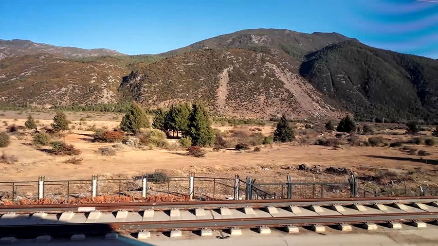 Sight-seeing train, Jade Dragon Snow Mountain, Glacier Park, Lijiang, Yunnan, China รถไฟชมทิวทัศน์ ภูเขาหิมะมังกรหยก ลี่เจียง มณฑลยูนนาน ประเทศจีน