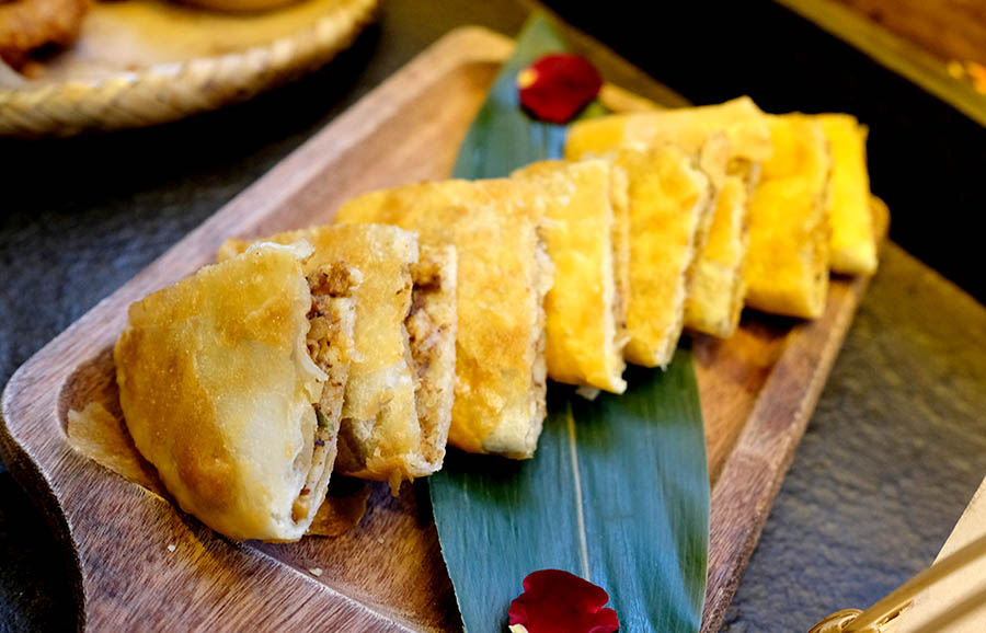 ลี่เจียงปาปาพายเนื้อ ร้านก๋วยเตี๋ยวข้ามสะพาน ZhaZha Mi Xian เมืองเก่าลี่เจียง มณฑลยูนนาน ประเทศจีน Beef Stuffed Pancake at ZhaZha Mi Xian restaurant Lijiang old town, Yunnan province, China