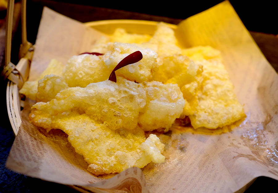 นมทอด ร้านก๋วยเตี๋ยวข้ามสะพาน ZhaZha Mi Xian เมืองเก่าลี่เจียง มณฑลยูนนาน ประเทศจีน Yúnnán rǔshān at ZhaZha Mi Xian restaurant Lijiang old town, Yunnan province, China