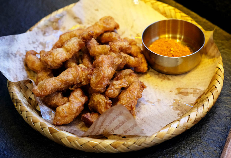 หมูสันในชุบแป้งทอด ร้านก๋วยเตี๋ยวข้ามสะพาน ZhaZha Mi Xian เมืองเก่าลี่เจียง มณฑลยูนนาน ประเทศจีน Crispy Pork Strips at ZhaZha Mi Xian restaurant Lijiang old town, Yunnan province, China