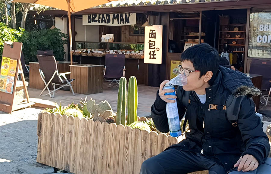 waiting for Didi in front of Bread man bakery, Lijiang old town รอ Didi มารับหน้าร้านขนมปัง  Bread Man ลี่เจียง
