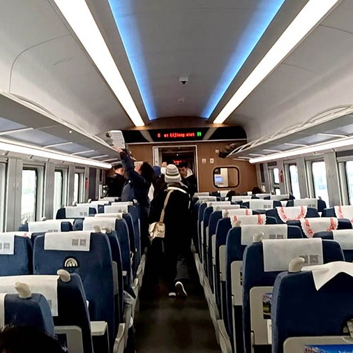 High-speed train 2nd class, travel from Lijiang to Shangri-la รถไฟความเร็วสูง ชั้นสอง เดินทางจากลี่เจียงไปแชงกรีลา