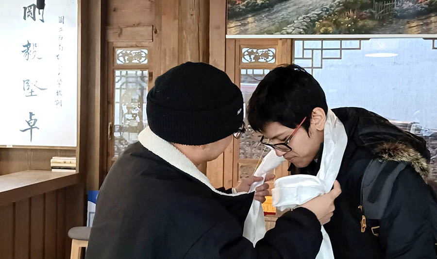 Greeting in Tibetan style at Yanlu Library Oxygen Hotel at Shangri-la, Yunnan province, China การต้อนรับแบบทิเบต ที่โรงแรม Yanlu Library Oxygen Hotel แชงกรีลา มณฑลยูนนาน ประเทศจีน