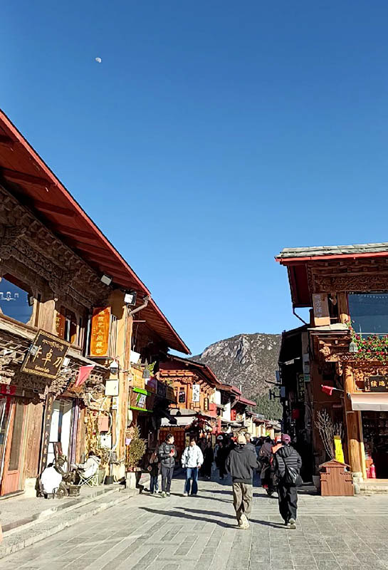 Shangri-la Dukezong Ancient town (north gate zone), Yunnan province, China เมืองเก่าตู๋เค่อจง แชงกรีลา มณฑลยูนนาน ประเทศจีน