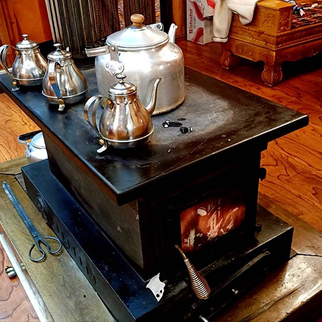 oven at Maliga Tibetan Food restaurant, Shangri-la Dukezong Ancient town (north gate zone), Yunnan province, China เตาอุ่นชาภายในร้านอาหาร Maliga Tibetan Food เมืองเก่าตู๋เค่อจง แชงกรีลา มณฑลยูนนาน ประเทศจีน