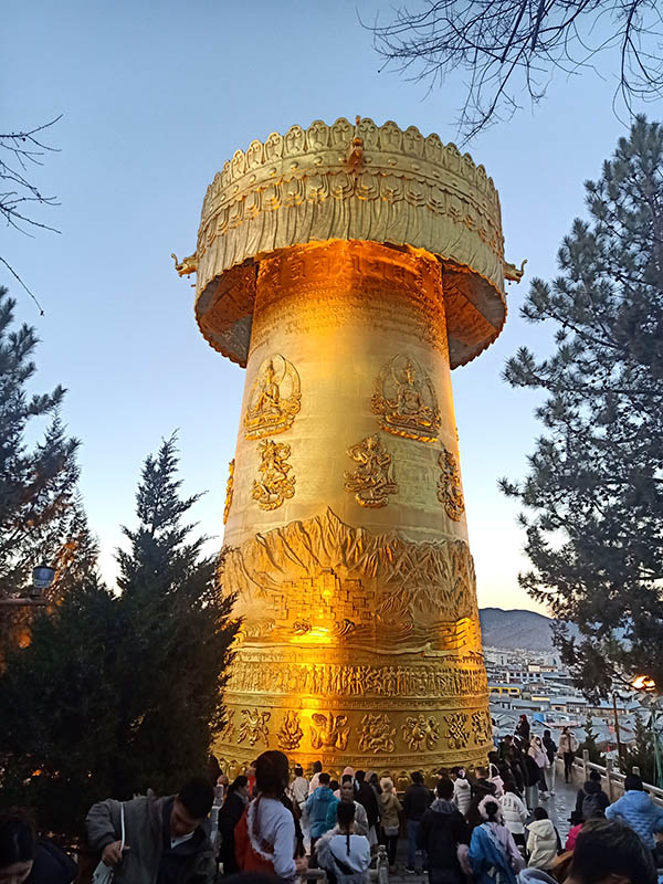 Big prayer wheel at Dafo Temple, Shangri-la Dukezong Ancient town (north gate zone), Yunnan province, China กงล้อมนตรา ขนาดใหญ่ ที่วัดต้าฝอ (วัดกุ้ยชาน) เมืองเก่าตู๋เค่อจง แชงกรีลา มณฑลยูนนาน ประเทศจีน