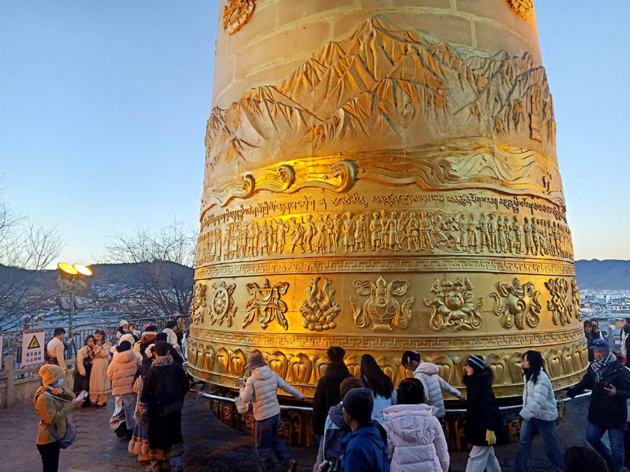 Big prayer wheel at Dafo Temple, Shangri-la Dukezong Ancient town (north gate zone), Yunnan province, China กงล้อมนตรา ขนาดใหญ่ ที่วัดต้าฝอ (วัดกุ้ยชาน) เมืองเก่าตู๋เค่อจง แชงกรีลา มณฑลยูนนาน ประเทศจีน