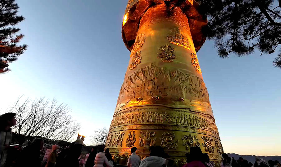 Big prayer wheel at Dafo Temple, Shangri-la Dukezong Ancient town (north gate zone), Yunnan province, China กงล้อมนตรา ขนาดใหญ่ ที่วัดต้าฝอ (วัดกุ้ยชาน) เมืองเก่าตู๋เค่อจง แชงกรีลา มณฑลยูนนาน ประเทศจีน