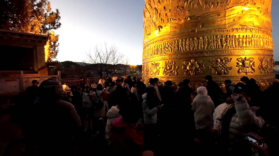 Big prayer wheel at Dafo Temple, Shangri-la Dukezong Ancient town (north gate zone), Yunnan province, China กงล้อมนตรา ขนาดใหญ่ ที่วัดต้าฝอ (วัดกุ้ยชาน) เมืองเก่าตู๋เค่อจง แชงกรีลา มณฑลยูนนาน ประเทศจีน