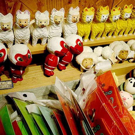 souvenir shop at Shangri-la Dukezong Ancient town (north gate zone), Yunnan province, China ร้านขายของที่ระลึกที่เมืองเก่าตู๋เค่อจง แชงกรีลา มณฑลยูนนาน ประเทศจีน
