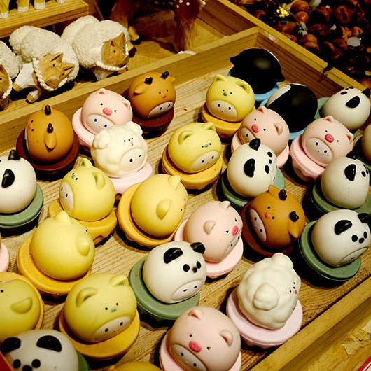 souvenir shop at Shangri-la Dukezong Ancient town (north gate zone), Yunnan province, China ร้านขายของที่ระลึกที่เมืองเก่าตู๋เค่อจง แชงกรีลา มณฑลยูนนาน ประเทศจีน