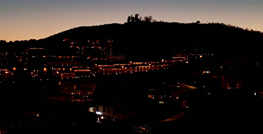 Dukezong scenery from uphill at Dafo Temple, Shangri-la Dukezong Ancient town (north gate zone), Yunnan province, China วิวเมืองเก่าตู๋เค่อจง มองจากบนเขา วัดต้าฝอ (วัดกุ้ยชาน) เมืองเก่าตู๋เค่อจง แชงกรีลา มณฑลยูนนาน ประเทศจีน